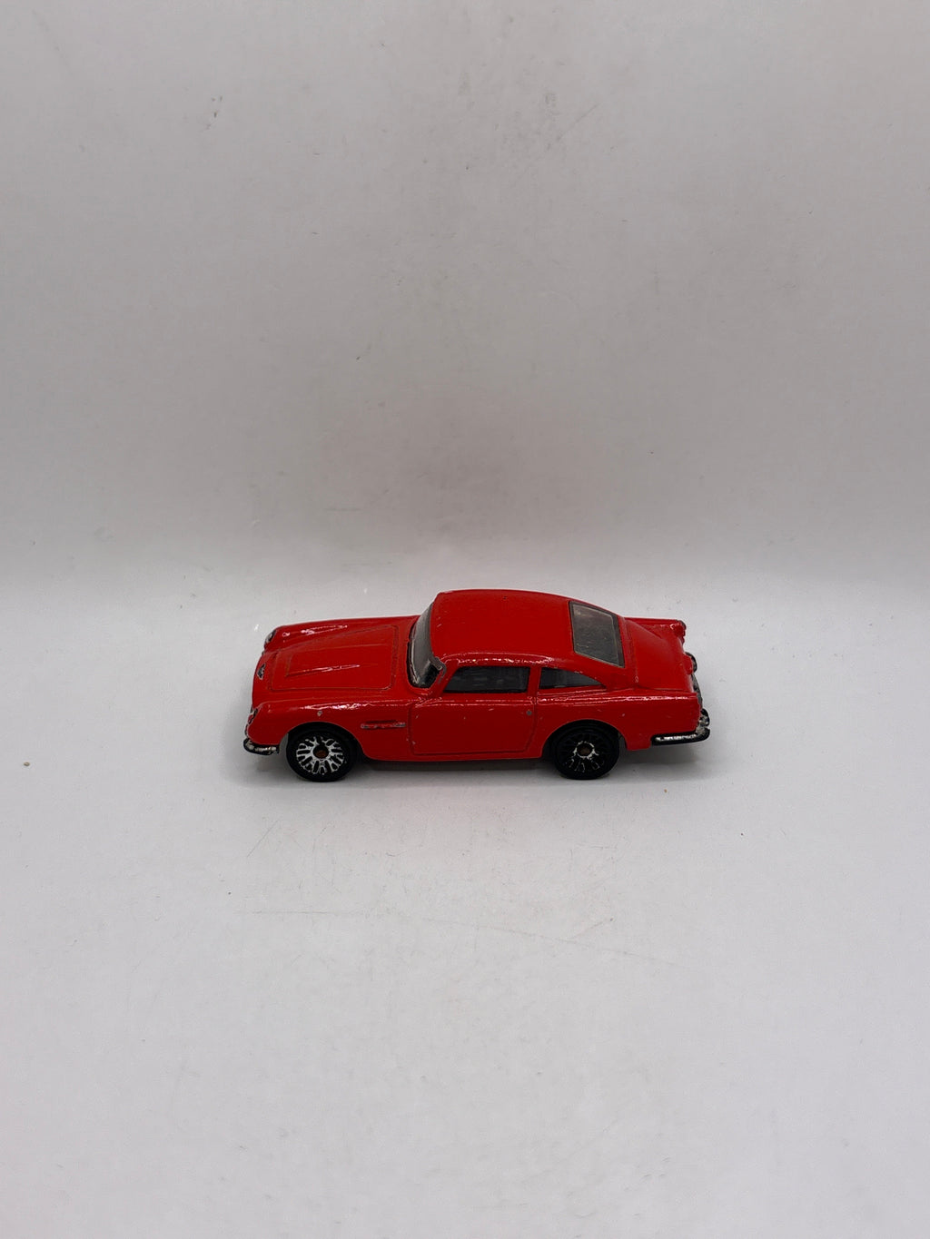 Hot Wheels Aston Martin 1963 DB5 Diecast red