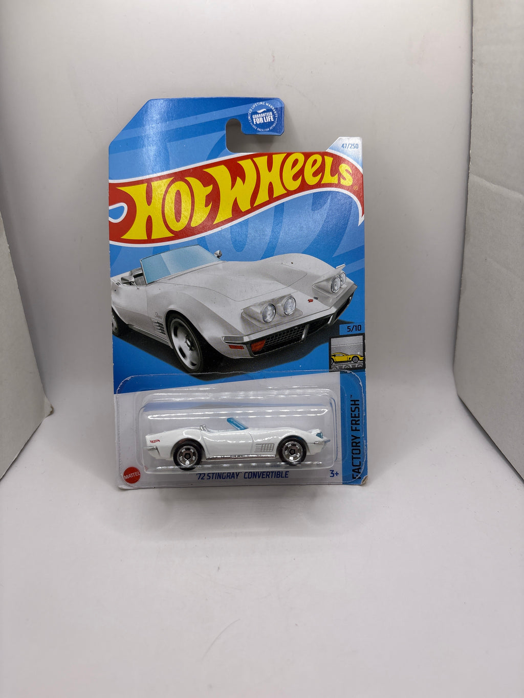 Hot Wheels 72 Stingray Convertible Diecast white